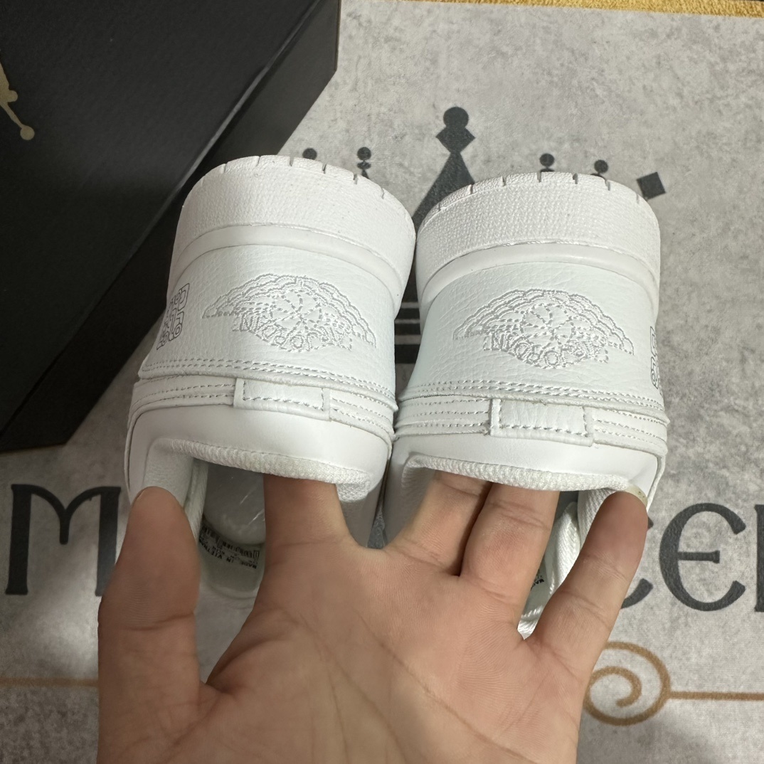 V3052-💴29.65$AJ1 gallery