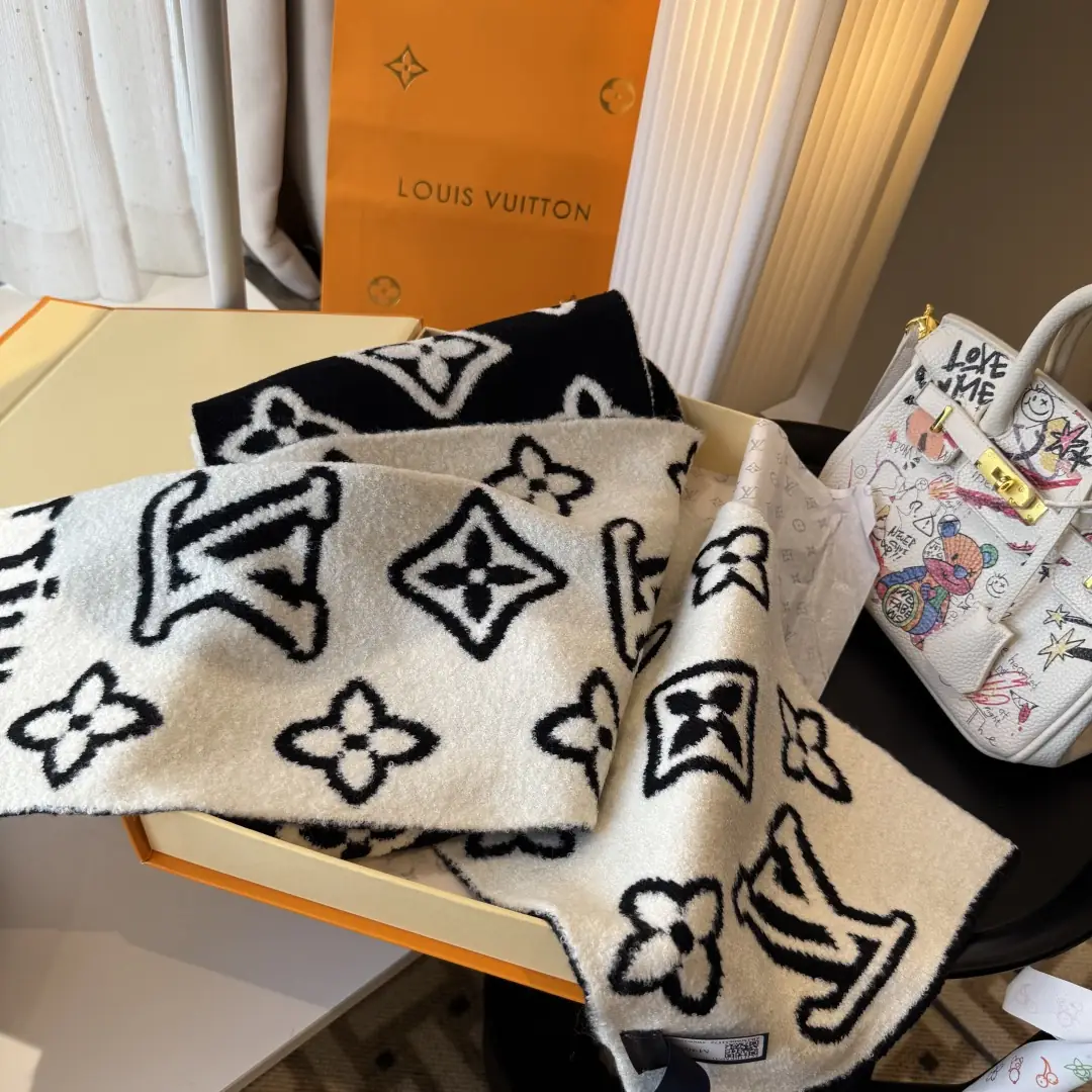 V3114-💴28.66$LV gallery