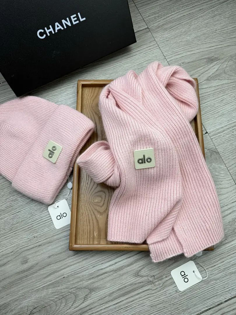 AO3 AL0 Hat + Scarf Set 45$ gallery