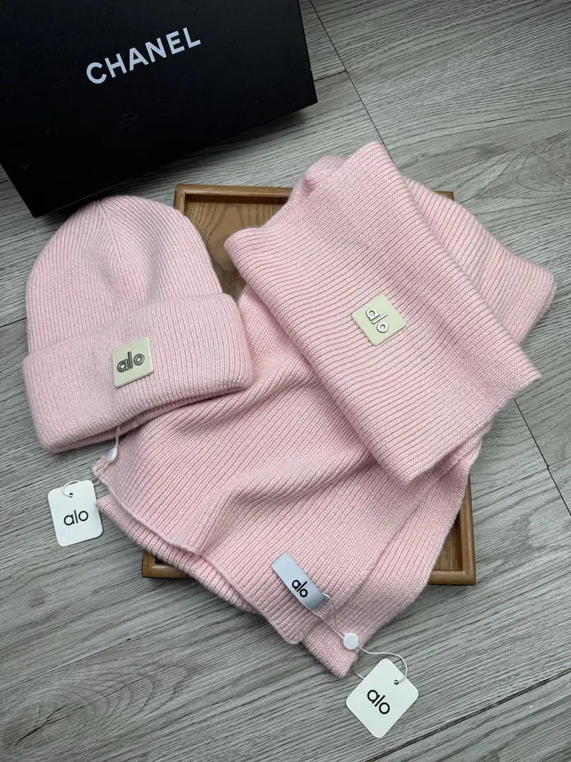 AO3 AL0 Hat + Scarf Set 45$ gallery