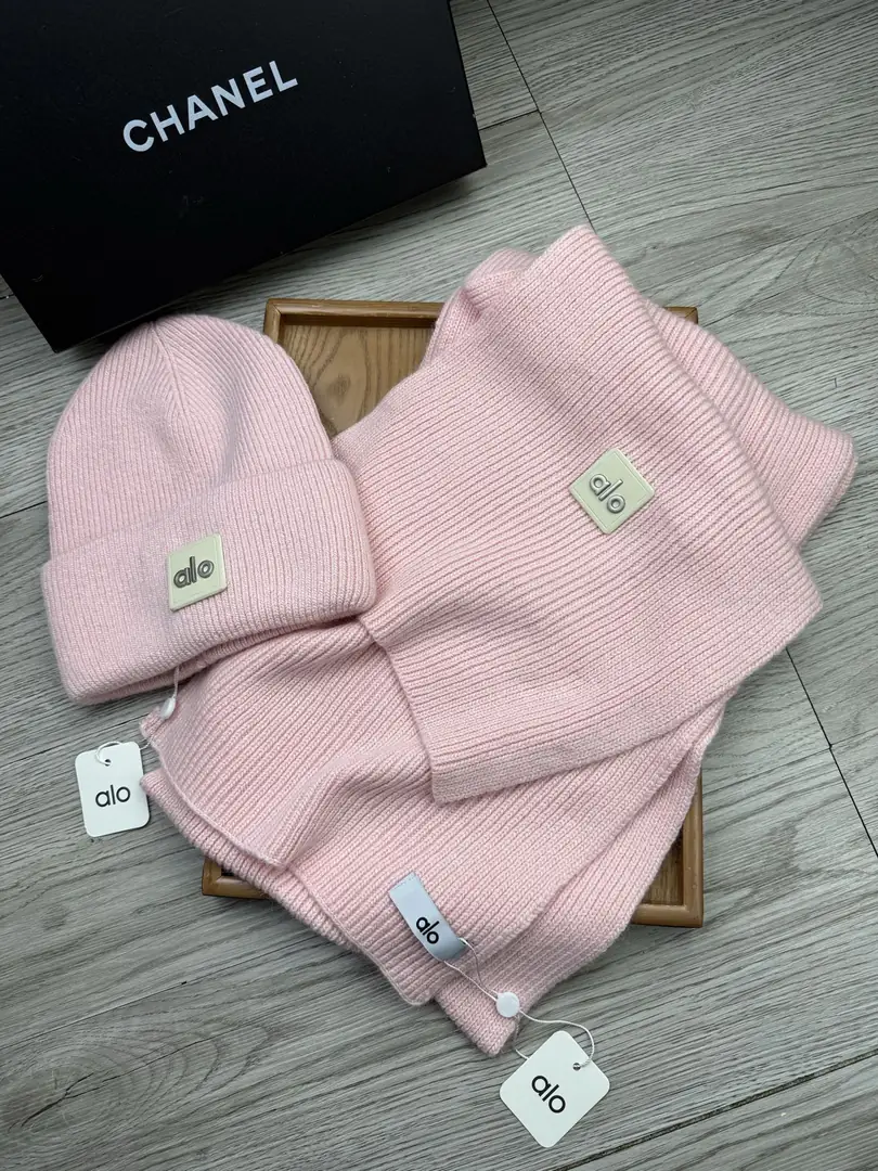AO3 AL0 Hat + Scarf Set 45$ gallery