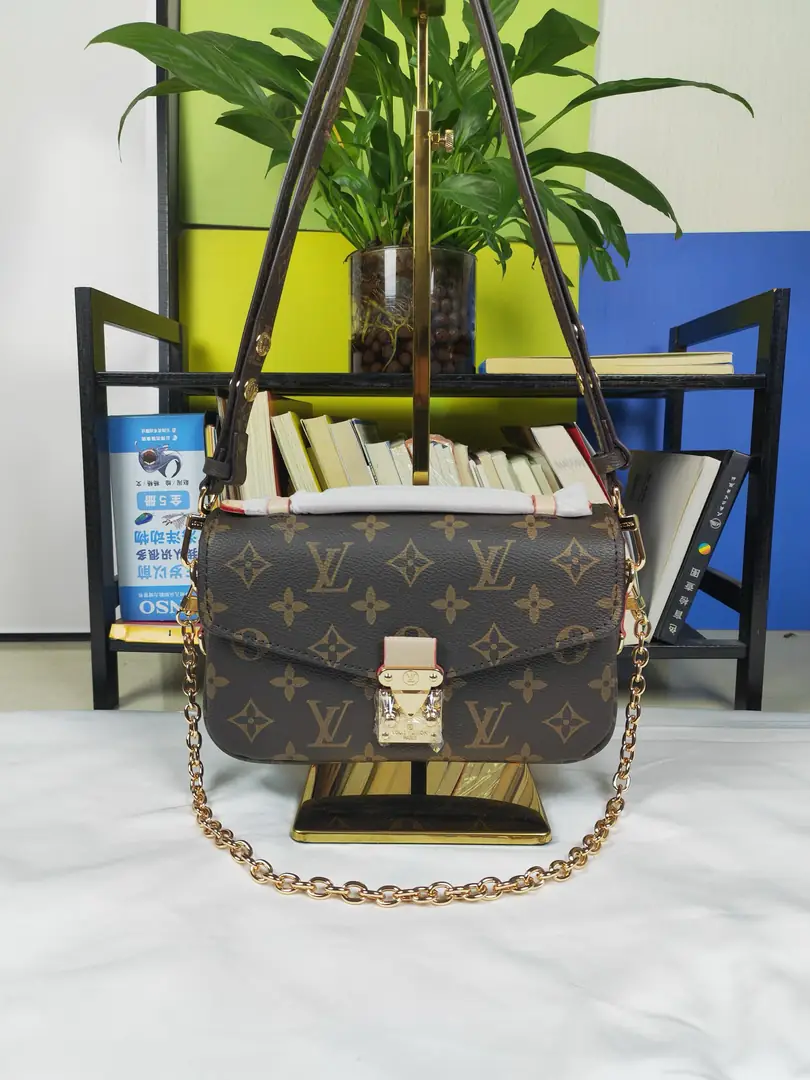 J2Y15 Louis Vuitton Bag Set 48.5$ gallery