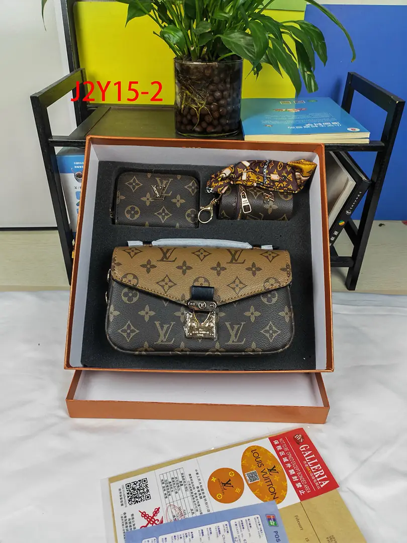 J2Y15 Louis Vuitton Bag Set 48.5$ gallery