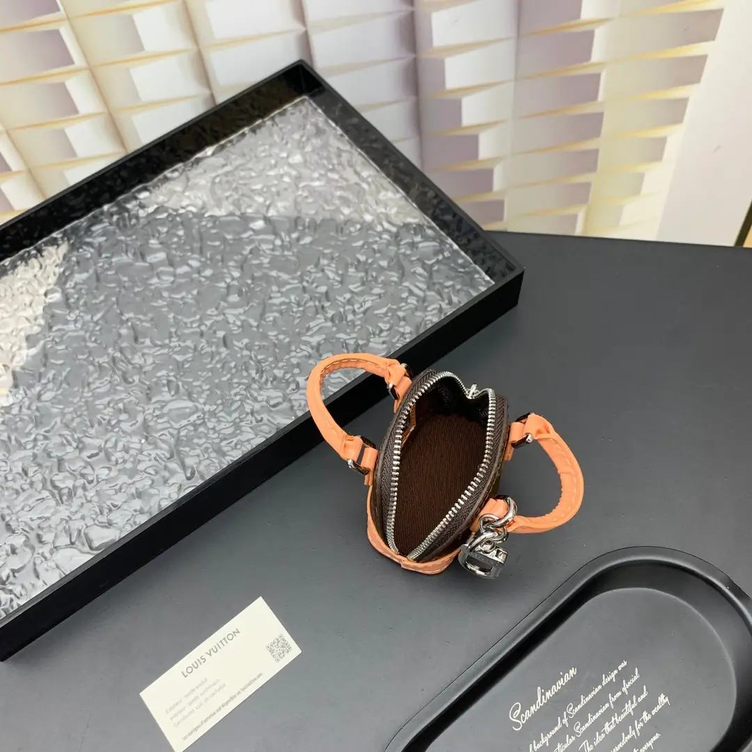 J2Y19 Louis Vuitton mini bag keychain pendant 28.5$ gallery