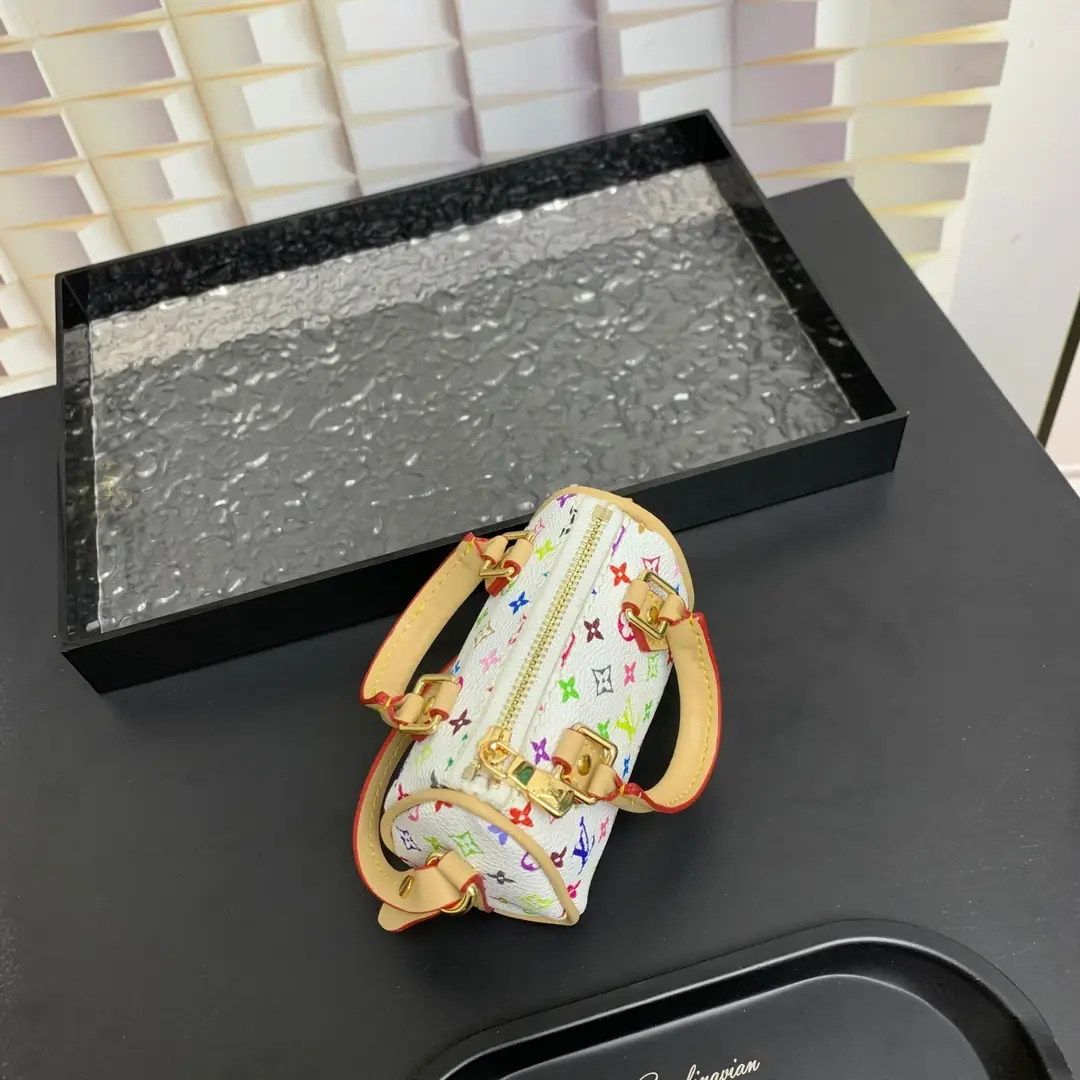 J2Y19 Louis Vuitton mini bag keychain pendant 28.5$ gallery