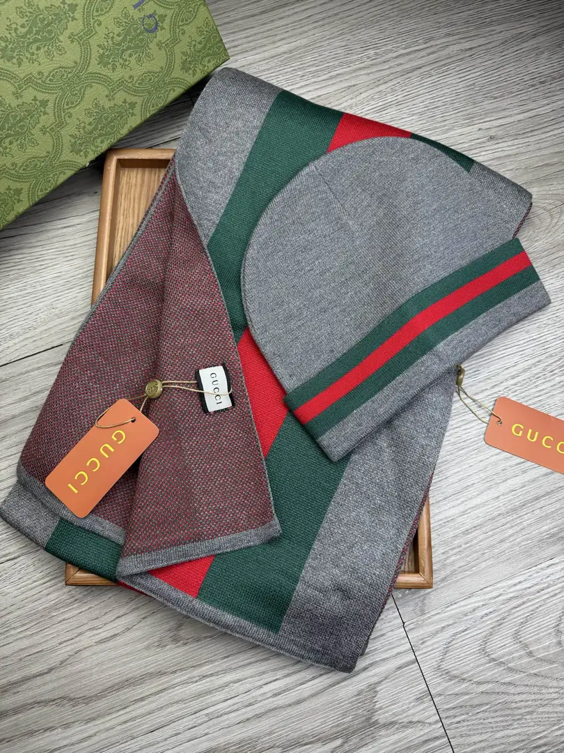 J2Y2 Gucci hat and scarf set 52$ gallery