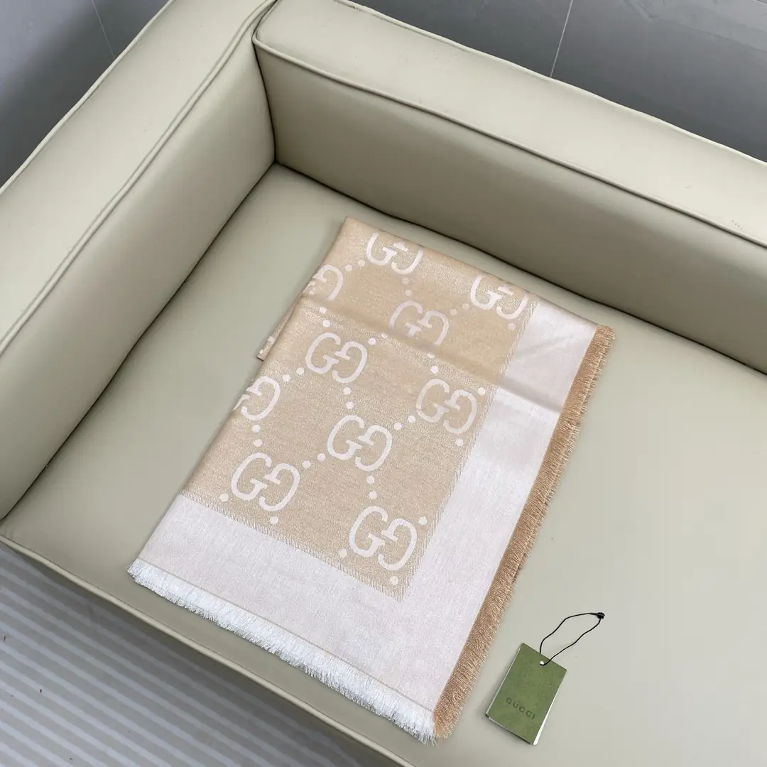 J2Y3 Gucci metallic jacquard shawl 45$ gallery