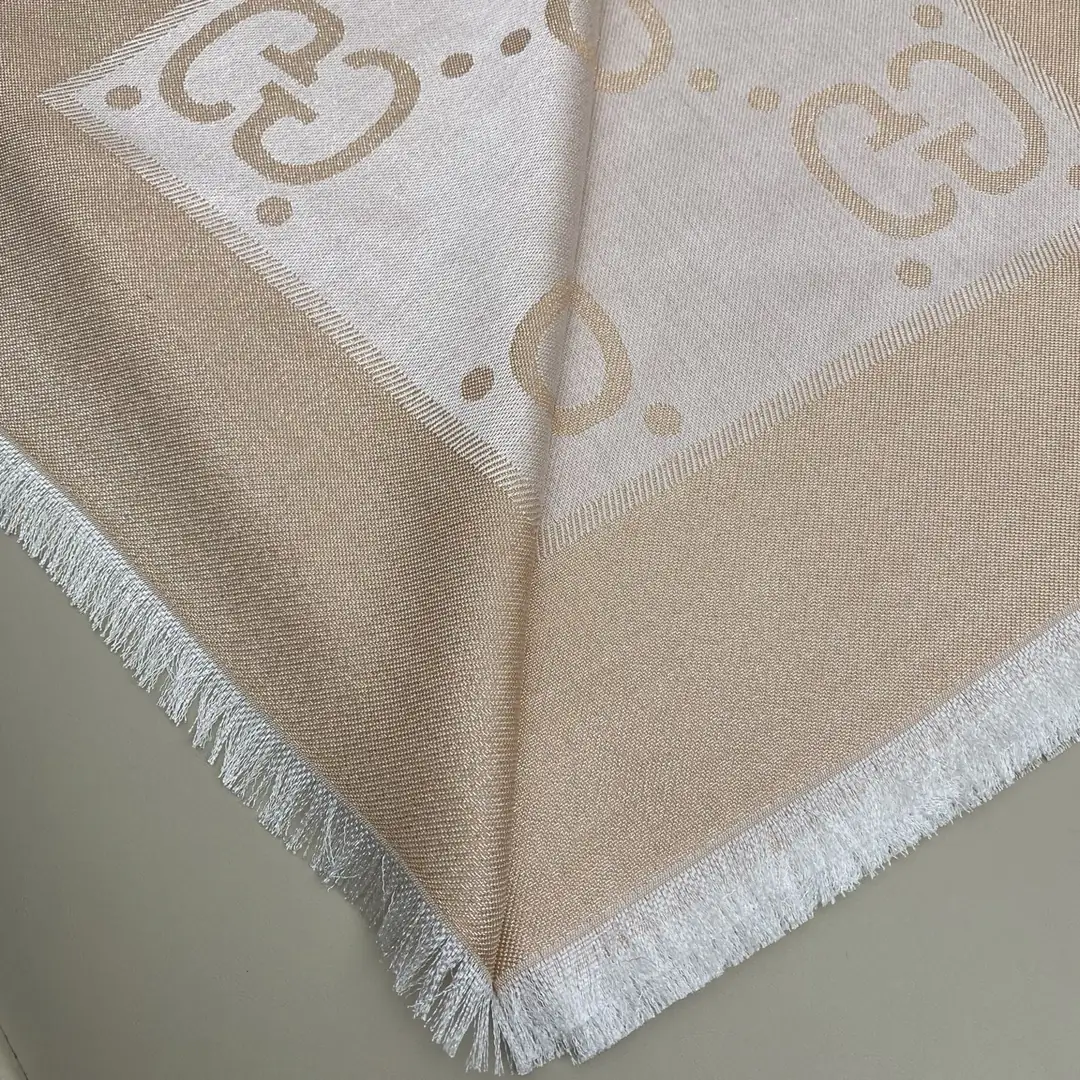 J2Y3 Gucci metallic jacquard shawl 45$ gallery
