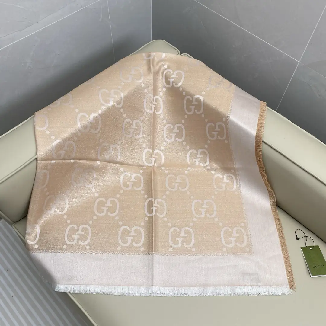 J2Y3 Gucci metallic jacquard shawl 45$ gallery