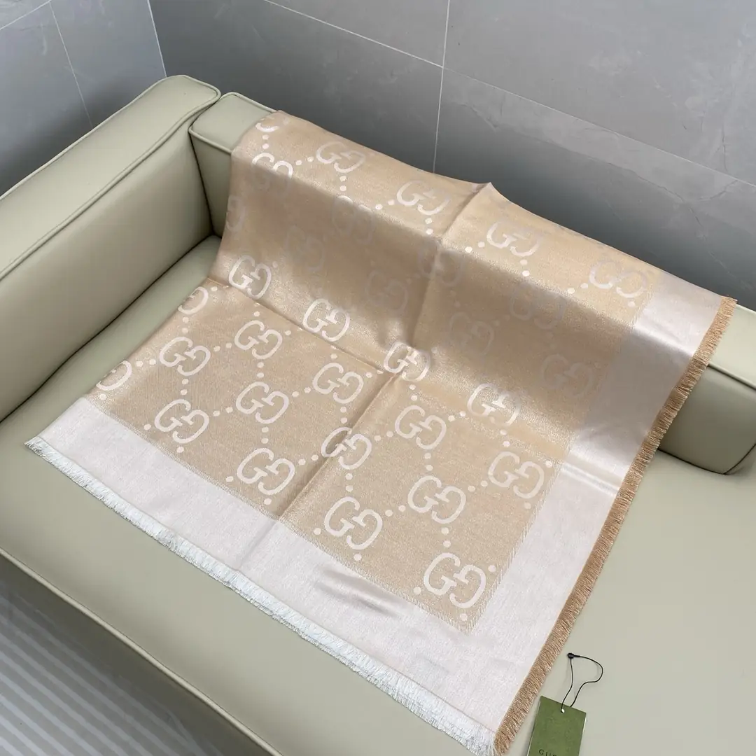 J2Y3 Gucci metallic jacquard shawl 45$ gallery