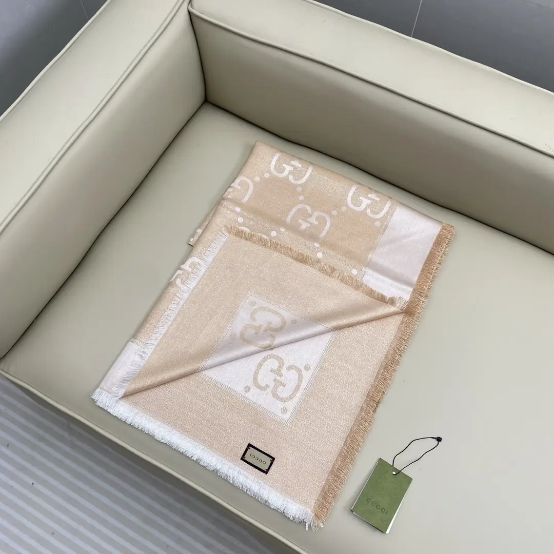 J2Y3 Gucci metallic jacquard shawl 45$ gallery