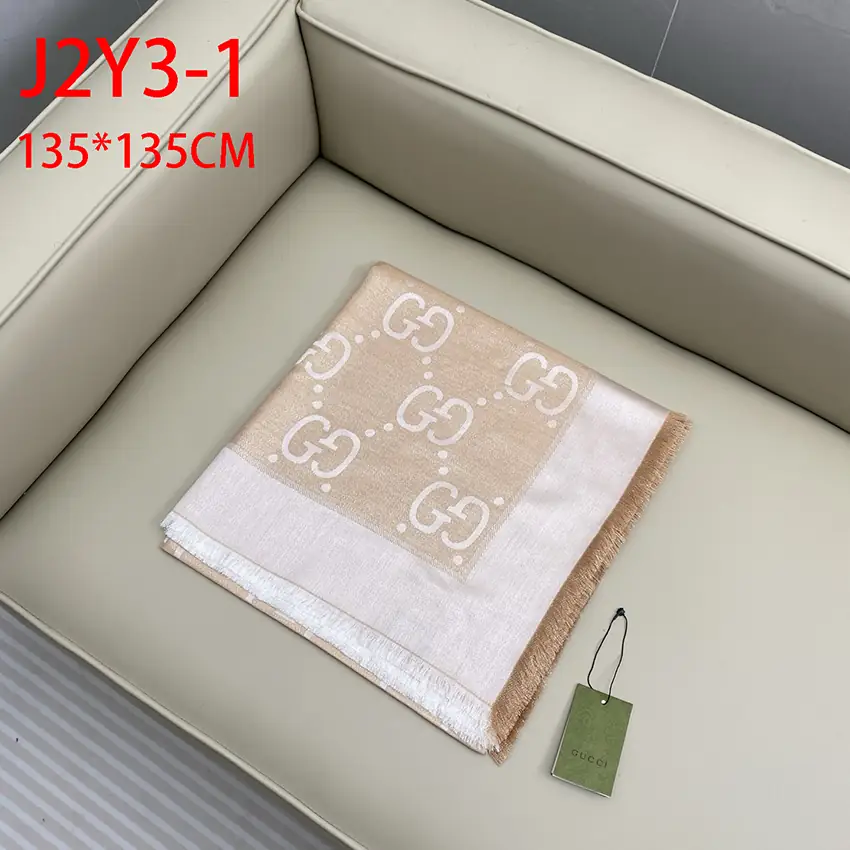 J2Y3 Gucci metallic jacquard shawl 45$ gallery