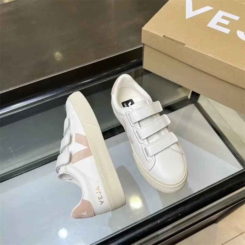 KK112 VEJA classic white shoes V 75$ gallery