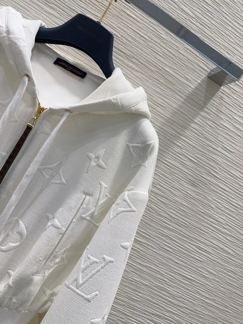 LV03 Louis Vuitton  new waist hooded suit 73$ gallery