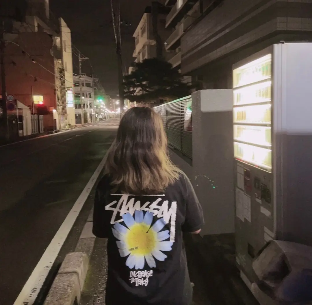 Q8V8 STUSSY short-sleeved T-shirt 35$ gallery