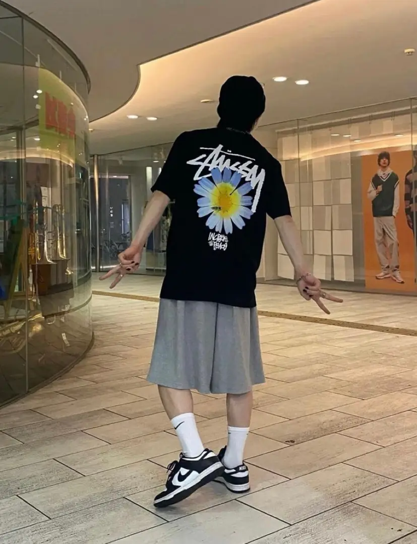 Q8V8 STUSSY short-sleeved T-shirt 35$ gallery