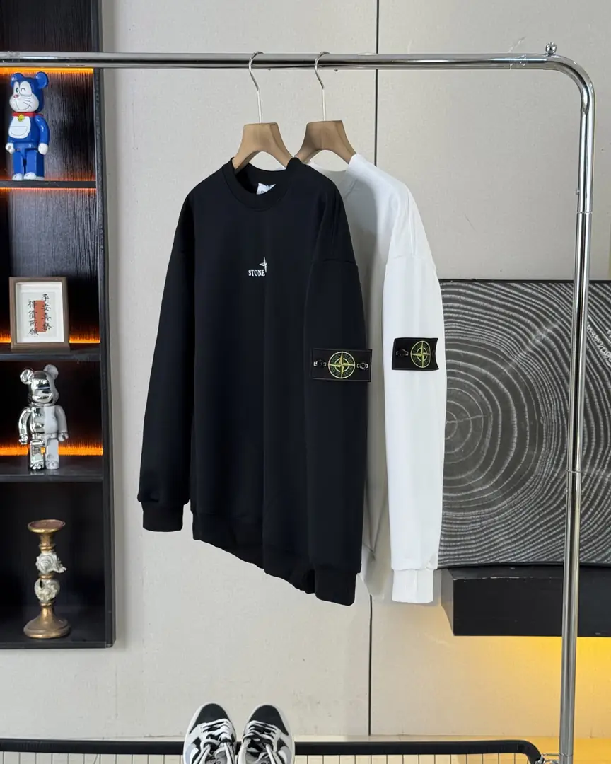 R1F10 Stone Island 25ss back disc letter sweatshirt 52$ gallery