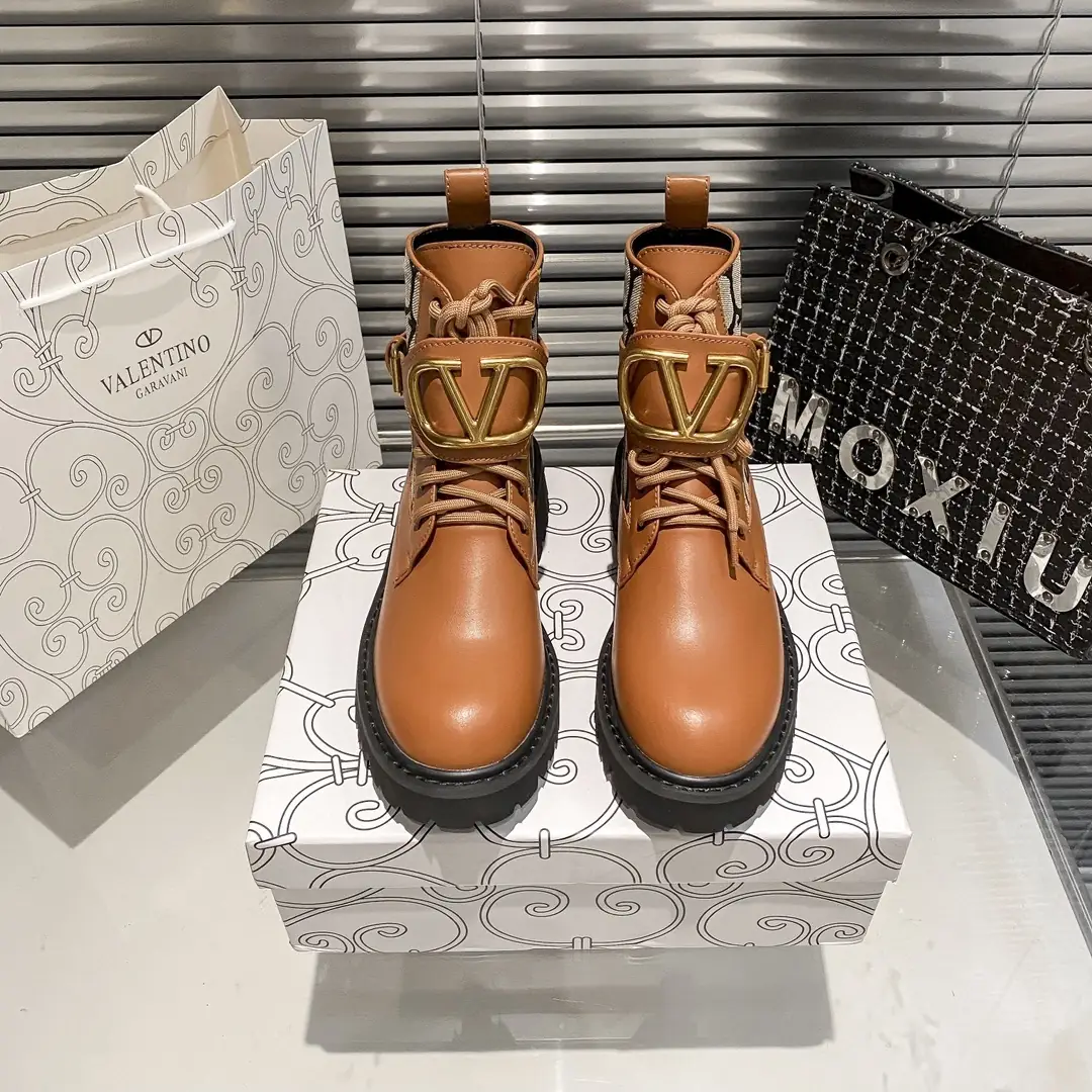 R1F2 Valentino elegant ankle boots 65$ gallery