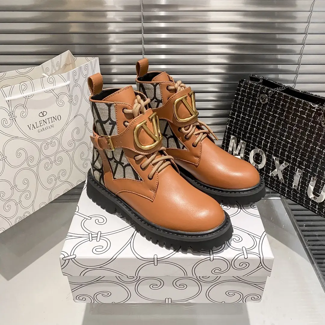 R1F2 Valentino elegant ankle boots 65$ gallery