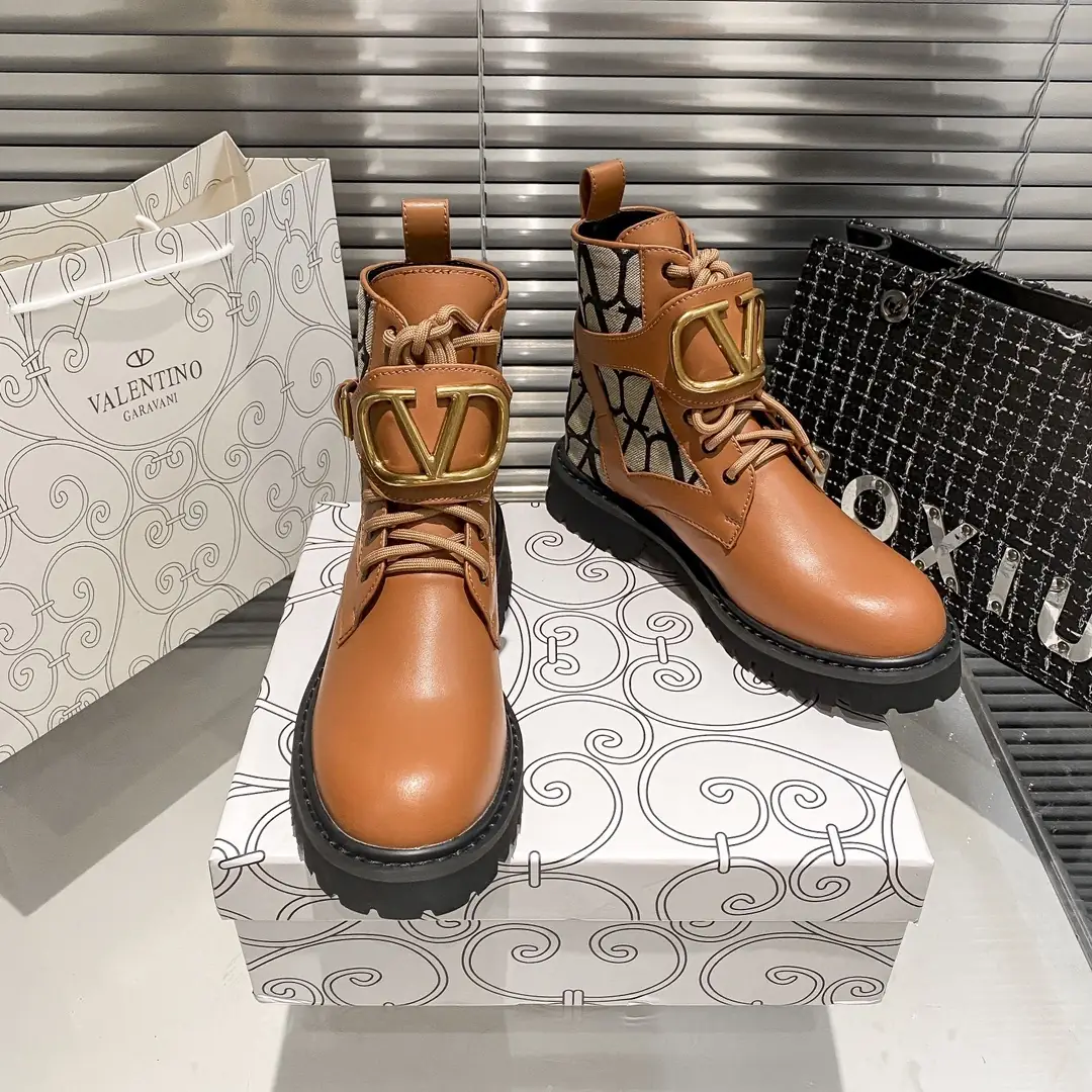 R1F2 Valentino elegant ankle boots 65$ gallery