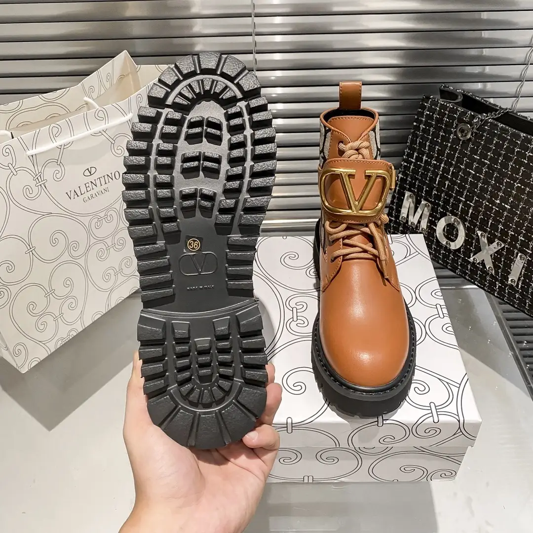 R1F2 Valentino elegant ankle boots 65$ gallery