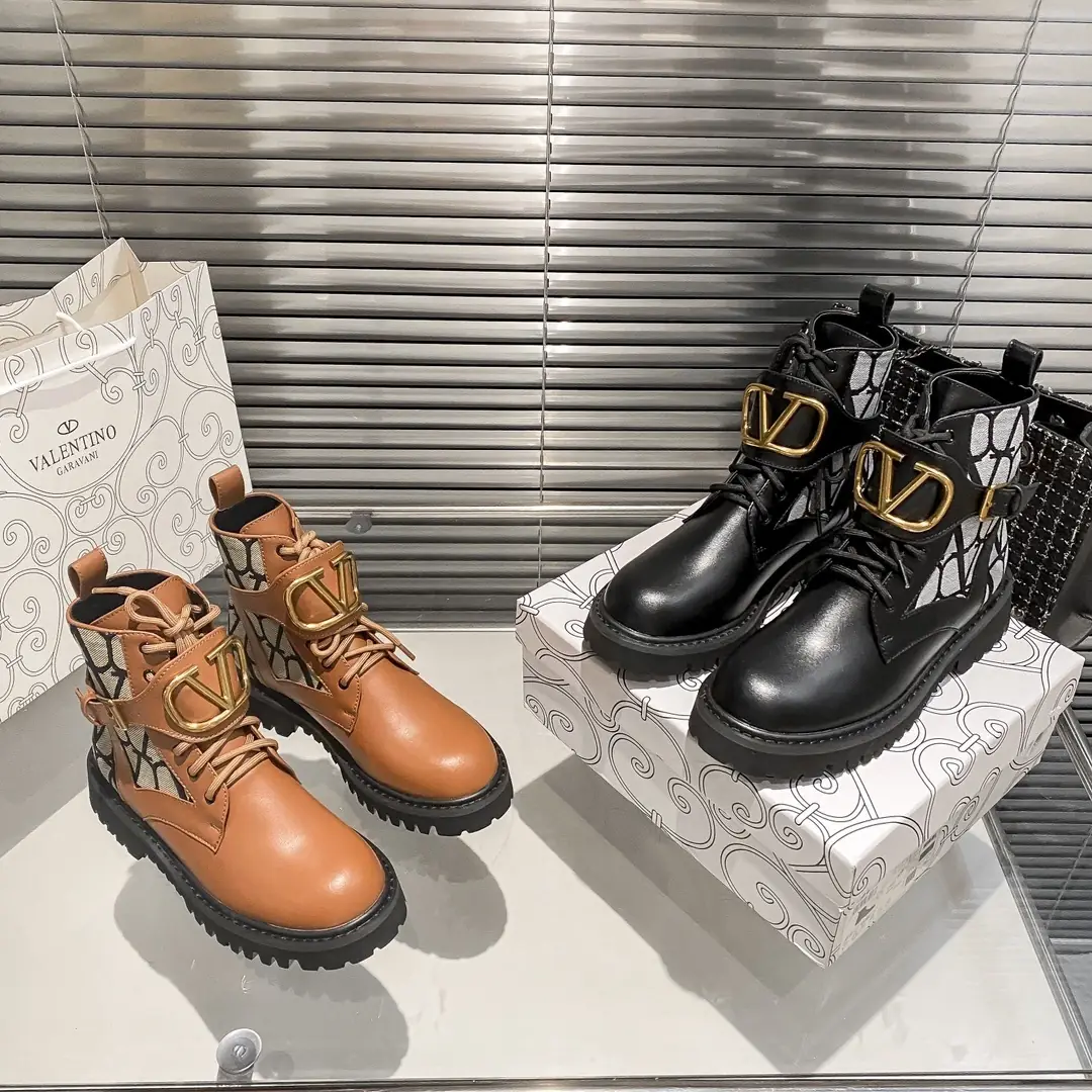 R1F2 Valentino elegant ankle boots 65$ gallery