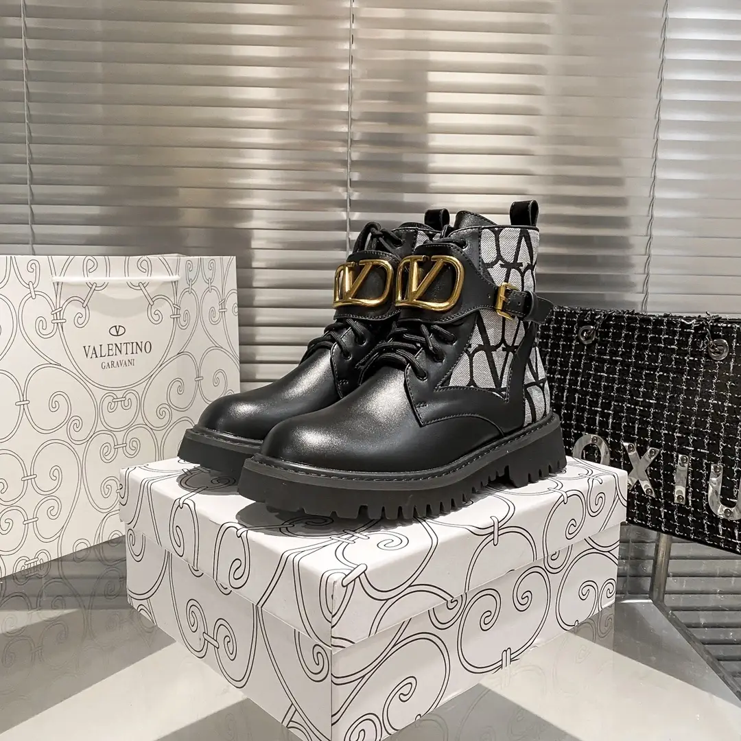 R1F2 Valentino elegant ankle boots 65$ gallery