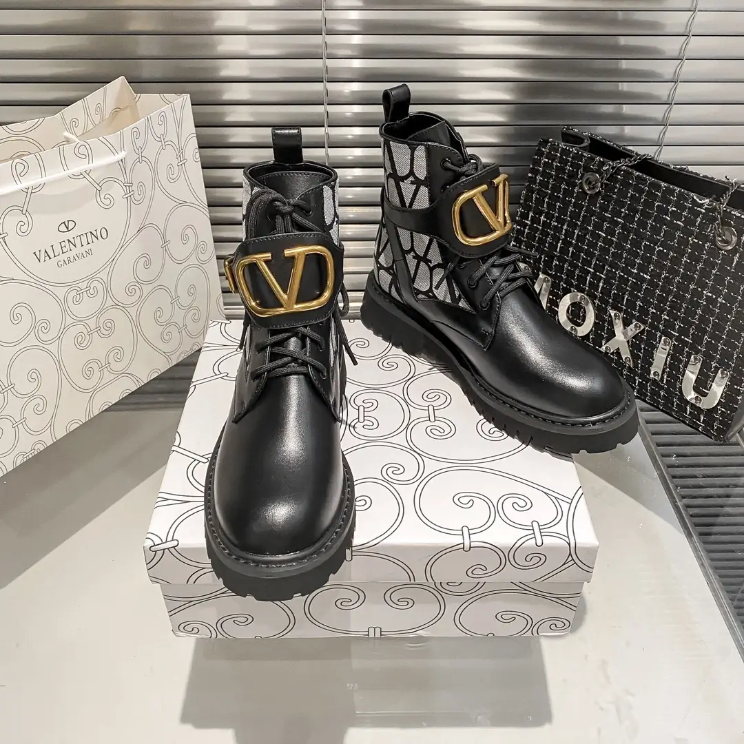 R1F2 Valentino elegant ankle boots 65$ gallery