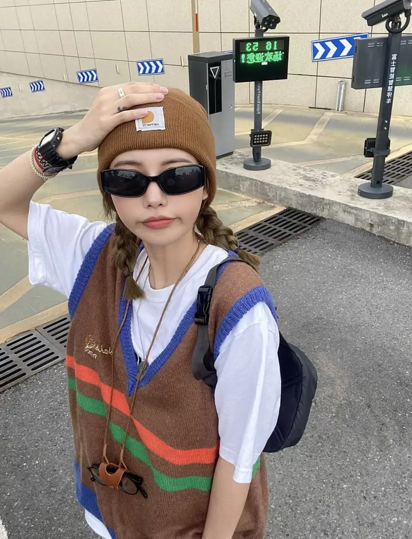 TV39 Carhartt ski hat 27$ gallery