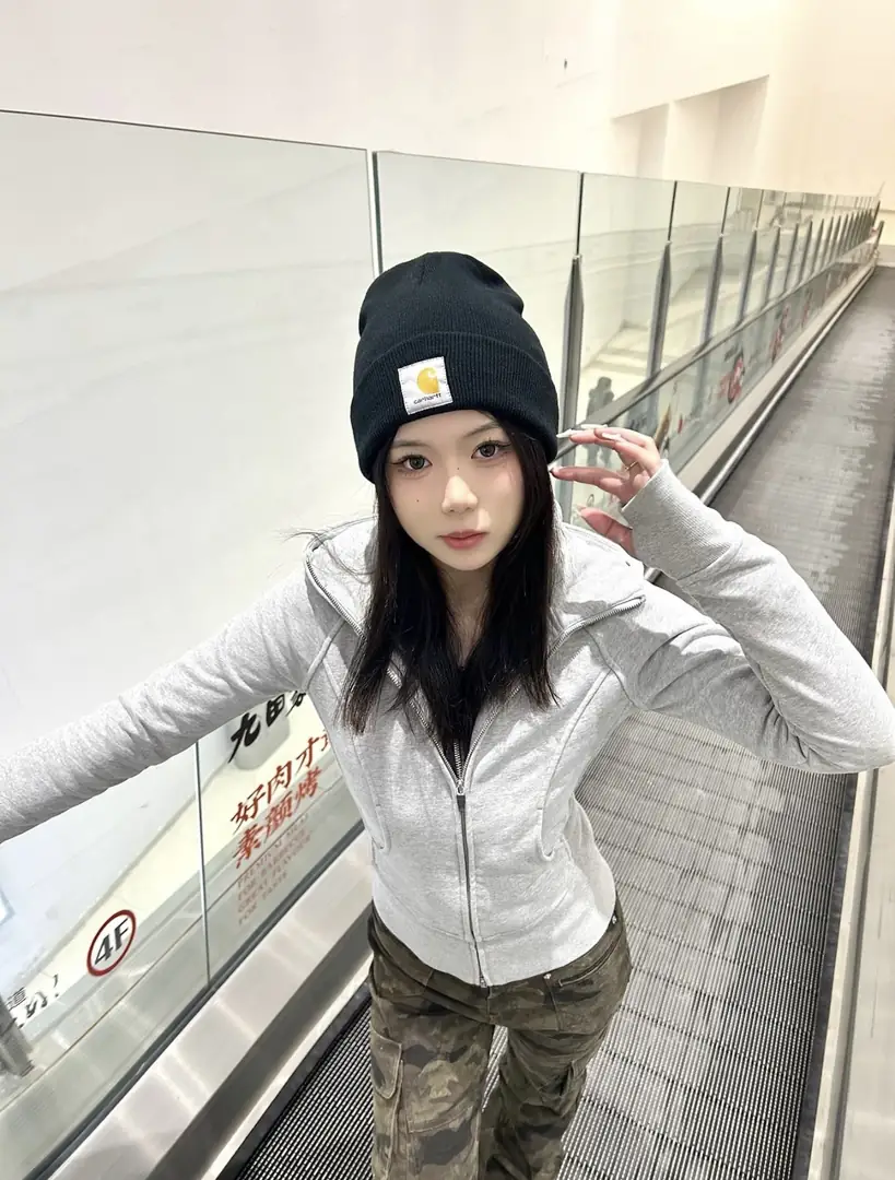 TV39 Carhartt ski hat 27$ gallery