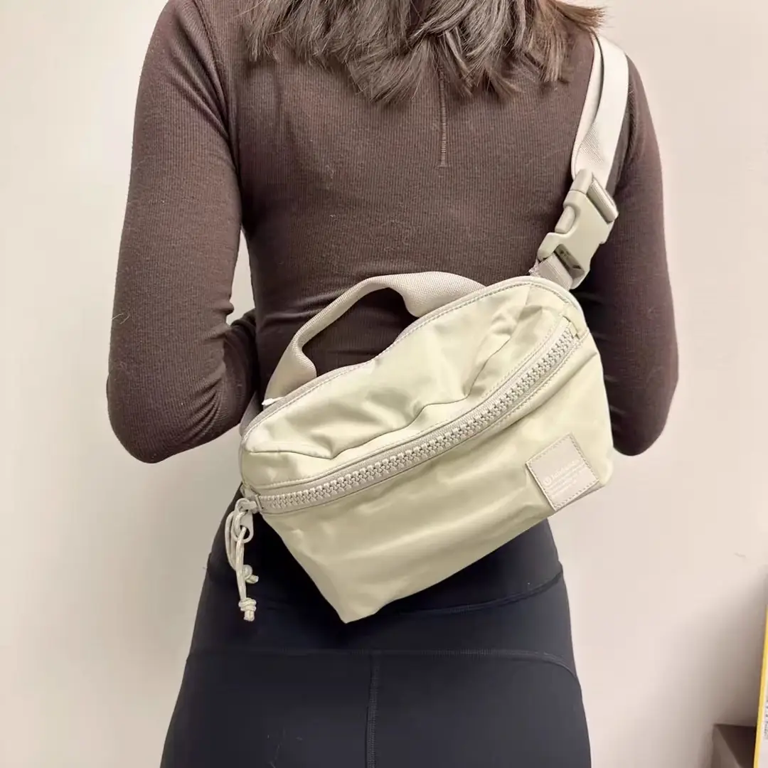 YM73 Lululemon Everywhere Bag 50$ gallery