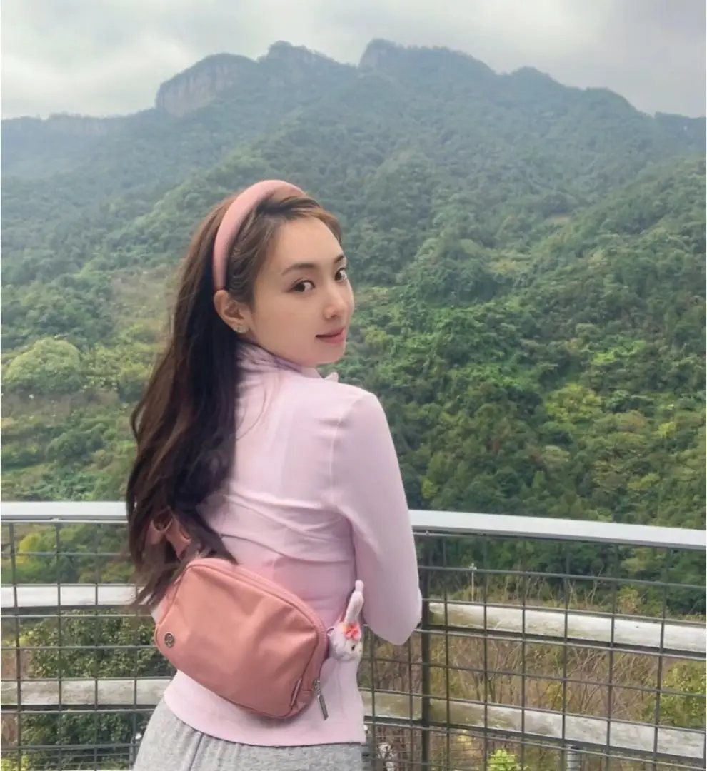 YM74 Lululemon Everywhere Waist Bag $50 gallery