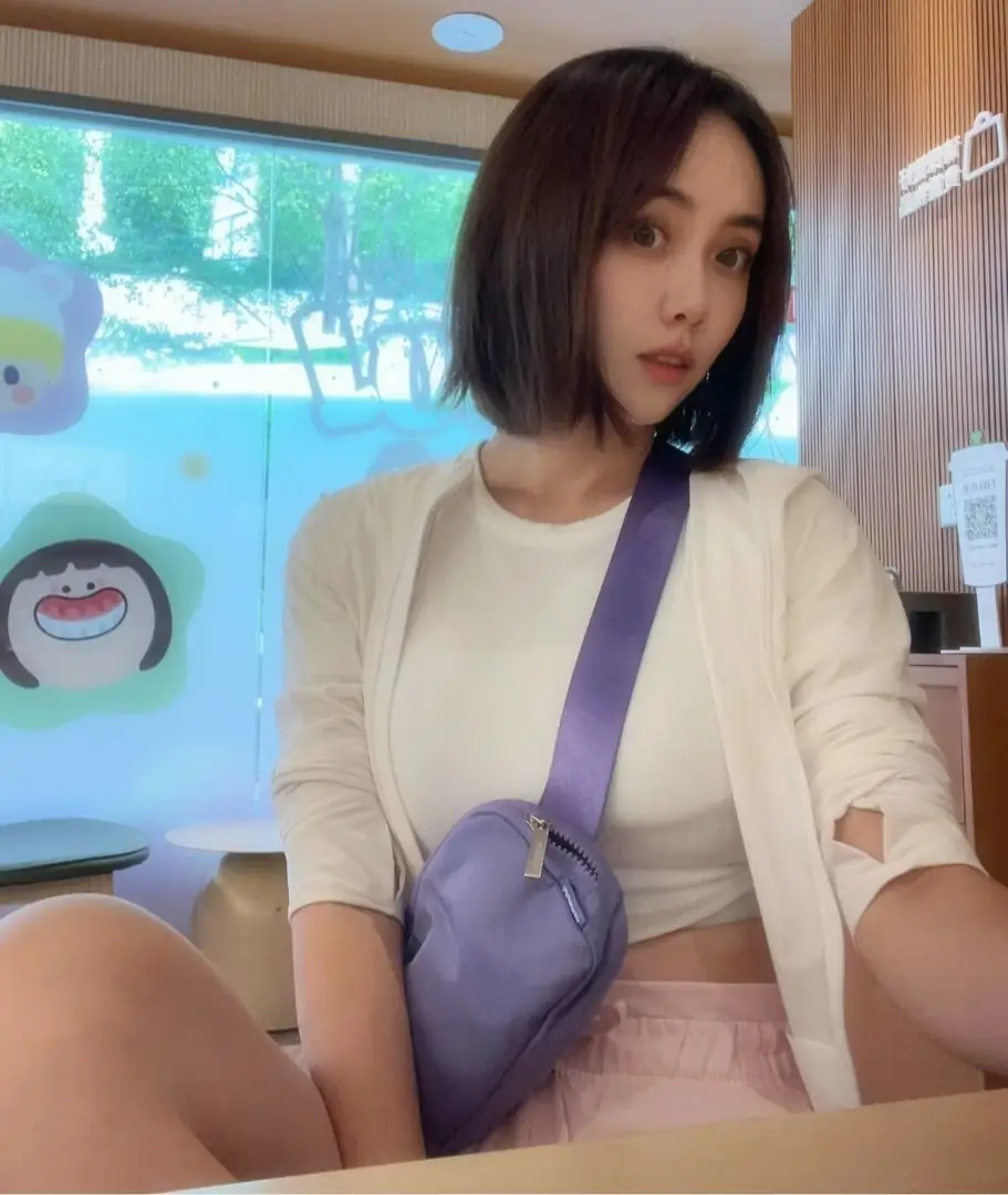 YM74 Lululemon Everywhere Waist Bag $50 gallery