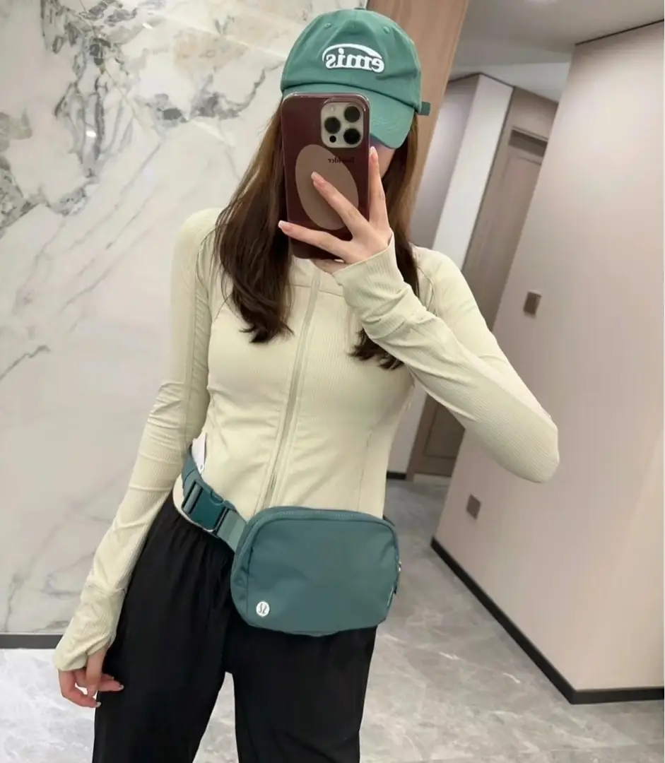 YM74 Lululemon Everywhere Waist Bag $50 gallery