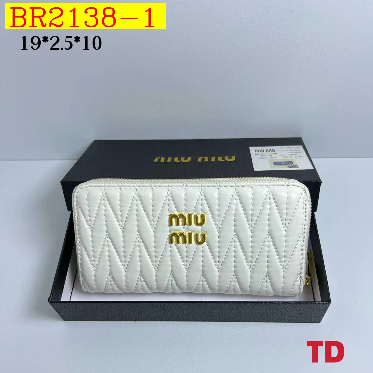 21$ miumiu 51950 Wallet size 19X2X10 cm 5640 BR2138 gallery