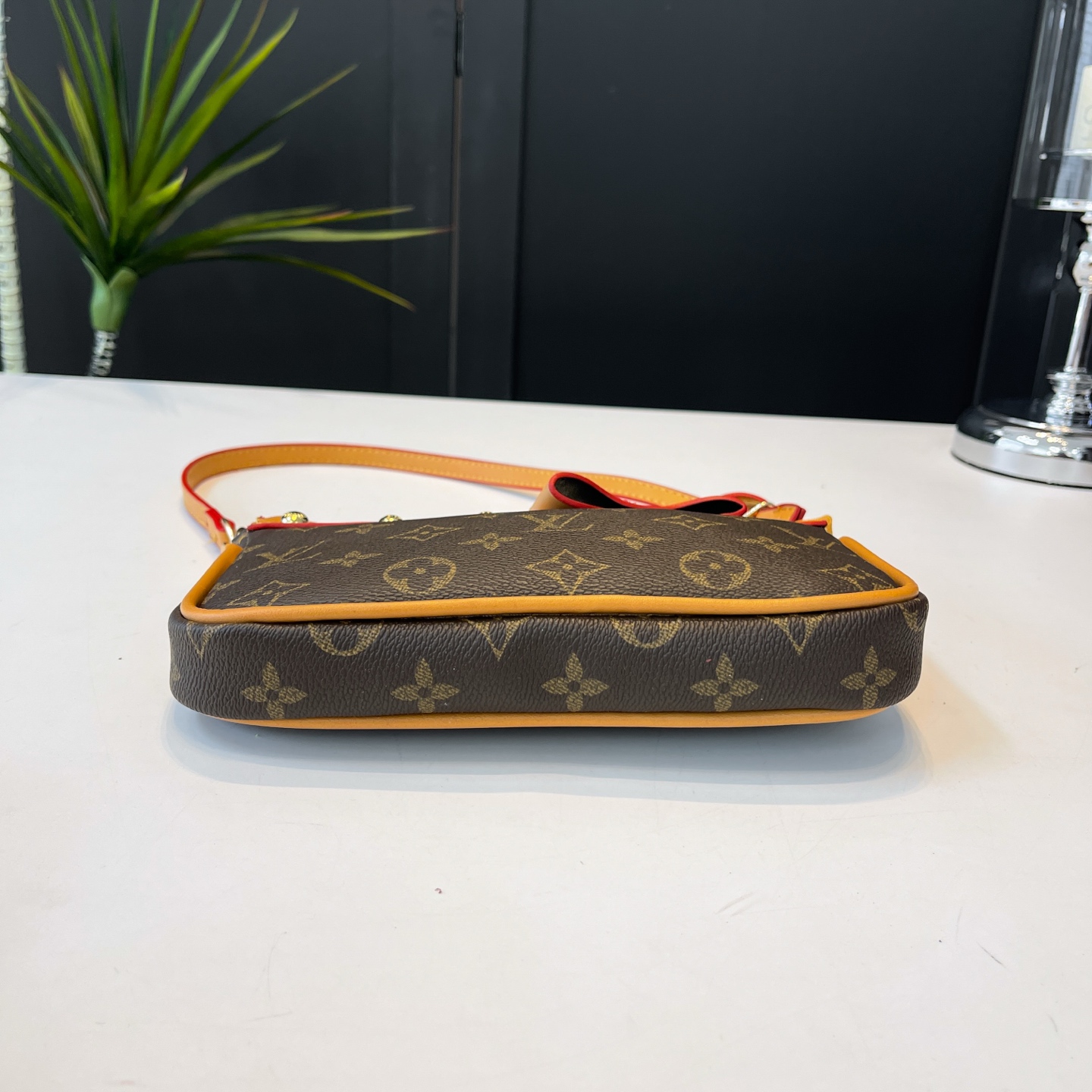 25$ LV BD011 Shoulder bag size 21x13x4 cm 6822 BY2813 gallery