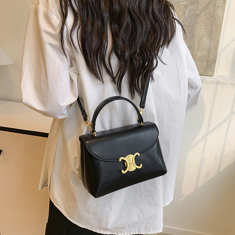 27$ dh CELINE 131 Shoulder bag size 21X14X9 cm 90584612970 BY2339 gallery
