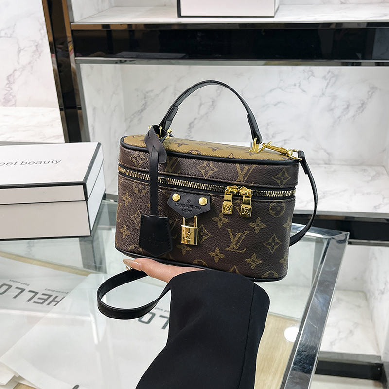 27$ dh LV 135 Shoulder bag size 20X13X7 cm 90586012971 BY2419 gallery