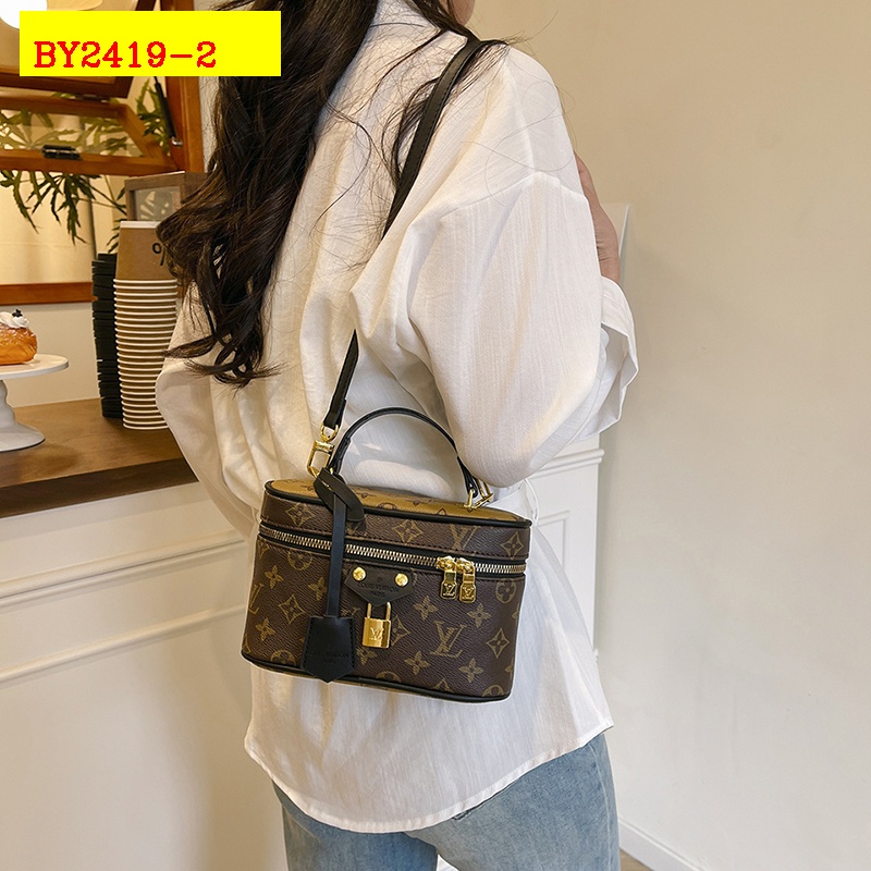 27$ dh LV 135 Shoulder bag size 20X13X7 cm 90586012971 BY2419 gallery