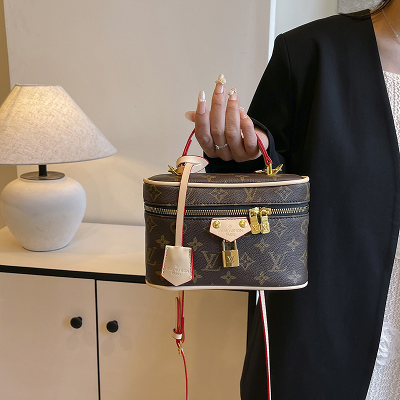 27$ dh LV 135 Shoulder bag size 20X13X7 cm 90586012971 BY2419 gallery