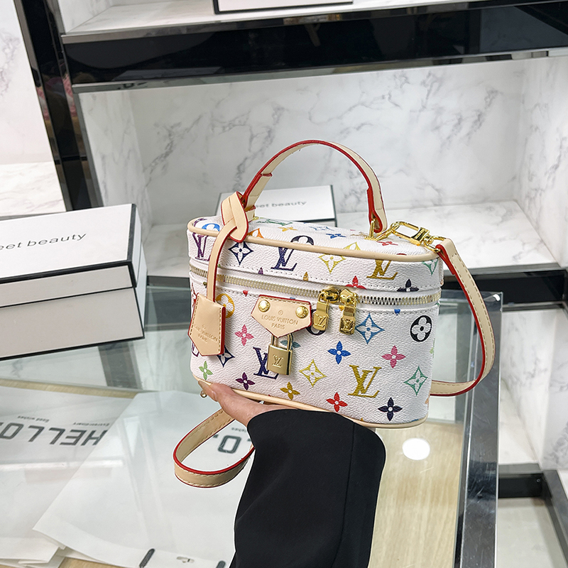 27$ dh LV 135 Shoulder bag size 20X13X7 cm 90586012971 BY2419 gallery