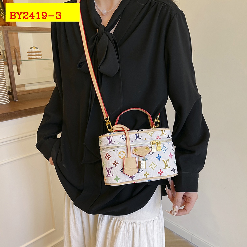 27$ dh LV 135 Shoulder bag size 20X13X7 cm 90586012971 BY2419 gallery