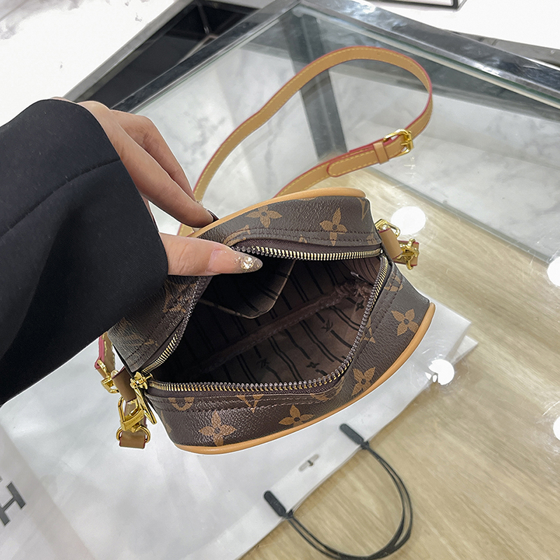 27$ dh LV 137 Shoulder bag size 17X21X7 cm 40185012971 BY2421 gallery