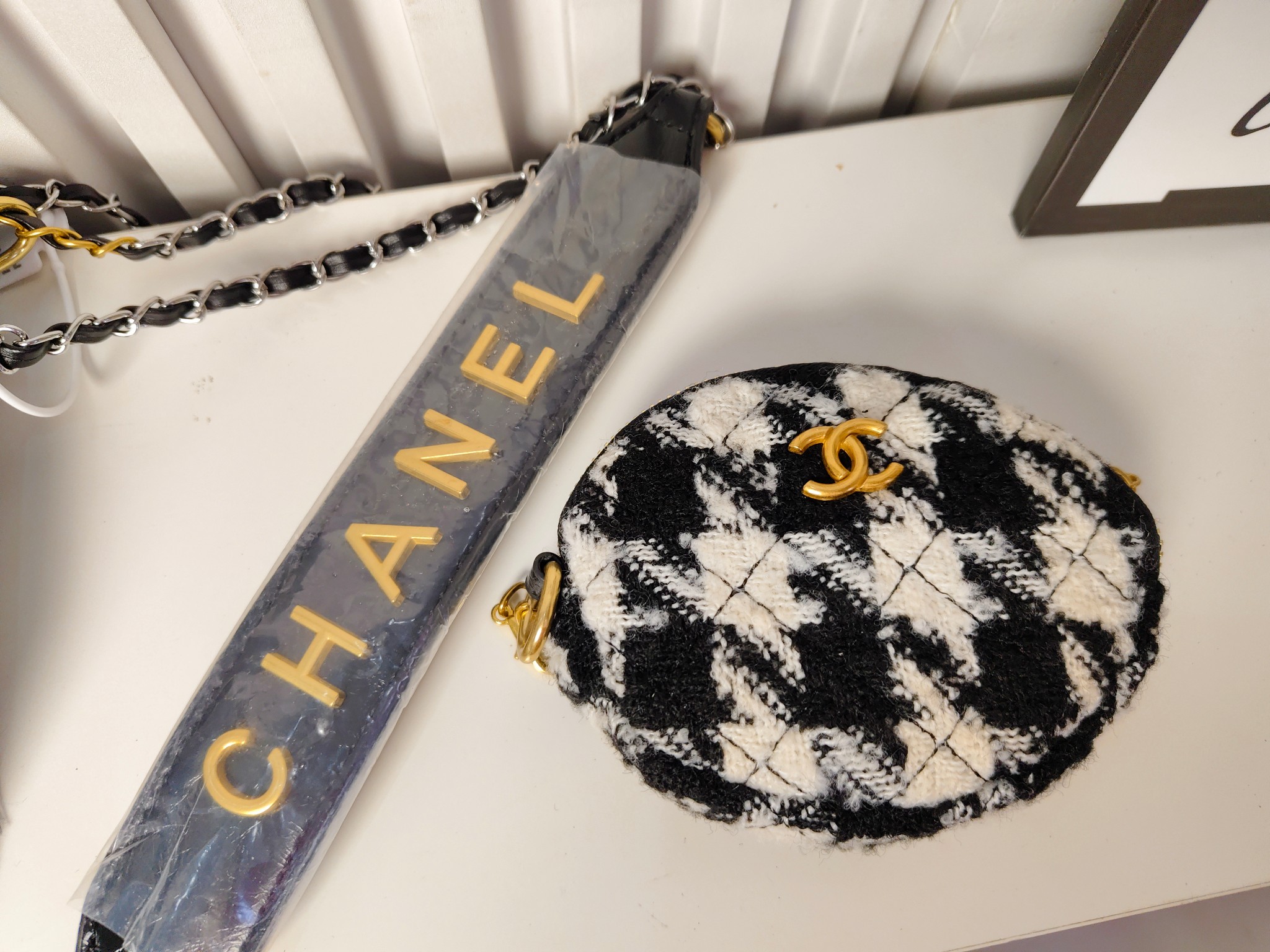 28$ CHANEL Shoulder bag size 10x17x5 cm 0976 BY2895 gallery