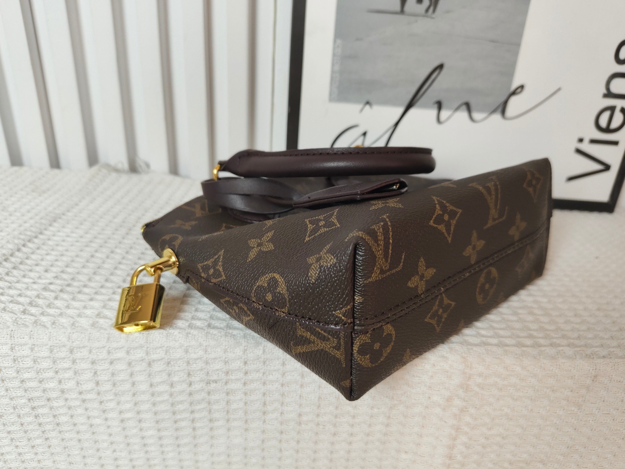 28$ LV 2509 Shoulder bag size 22x18x8 cm 7996 BY2783 gallery