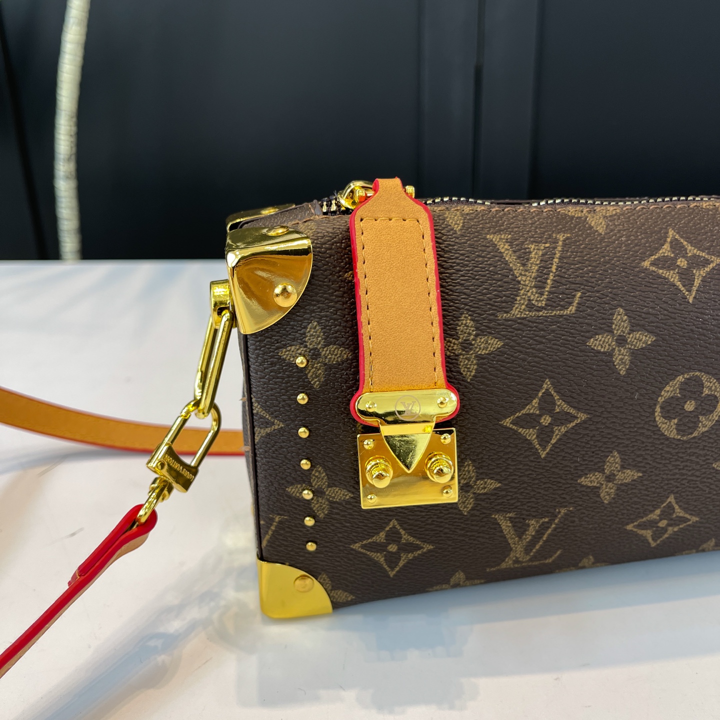 28$ LV F09 Shoulder bag size 26x15x9 cm 012022 BY2847 gallery