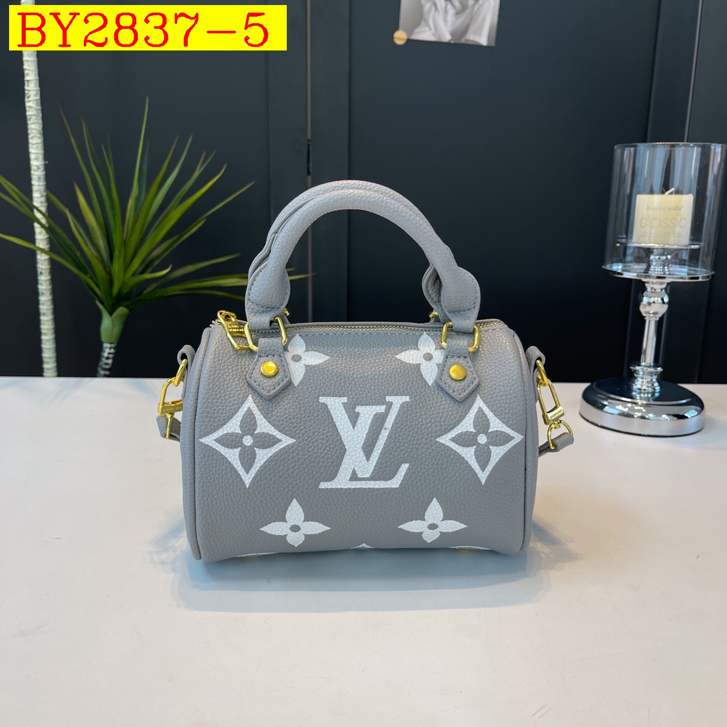 28$ LV F18 Shoulder bag size 20X15X12 cm 4928 BY2837 gallery