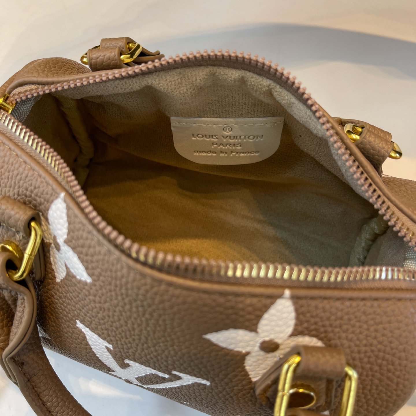 28$ LV F18 Shoulder bag size 20X15X12 cm 4928 BY2837 gallery