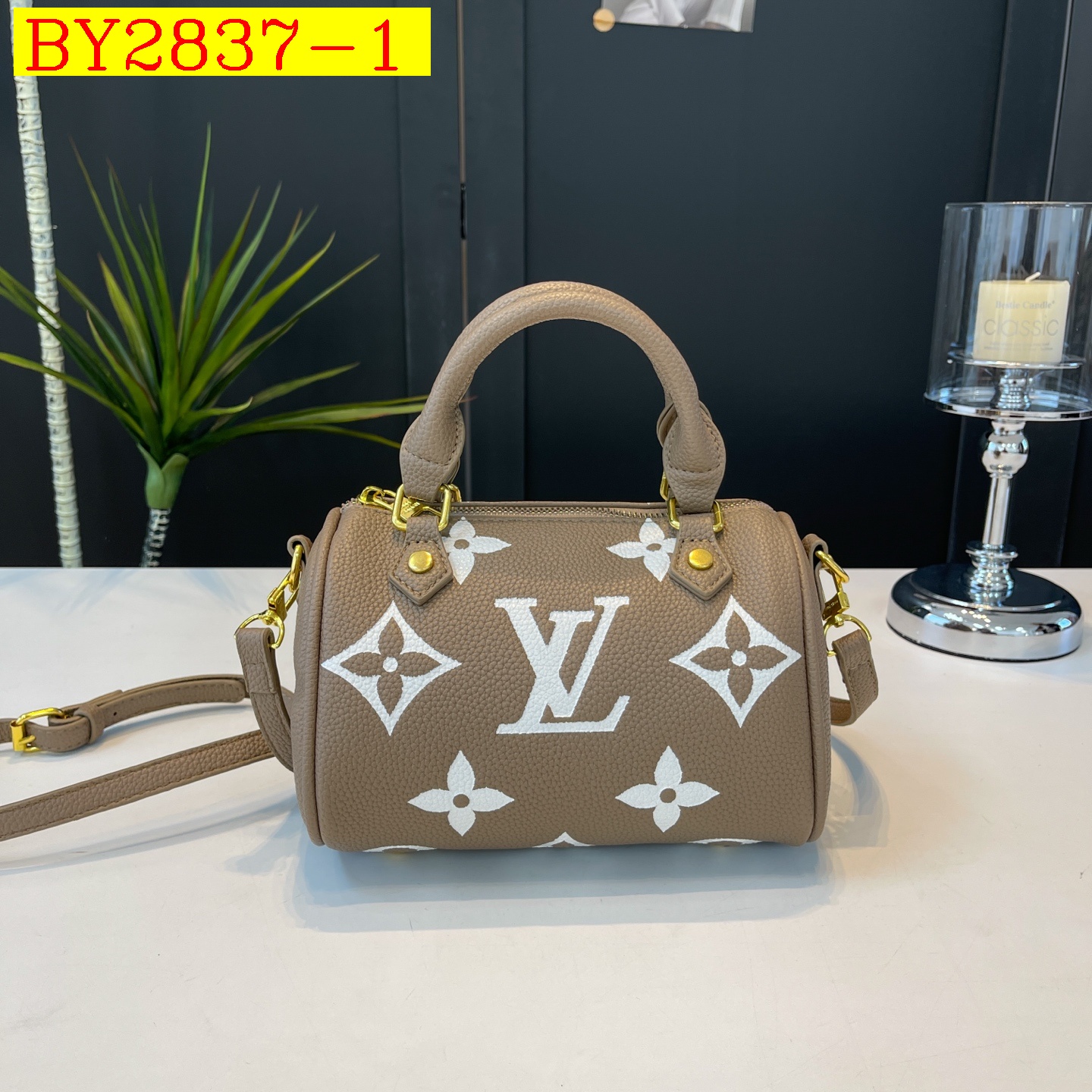28$ LV F18 Shoulder bag size 20X15X12 cm 4928 BY2837 gallery