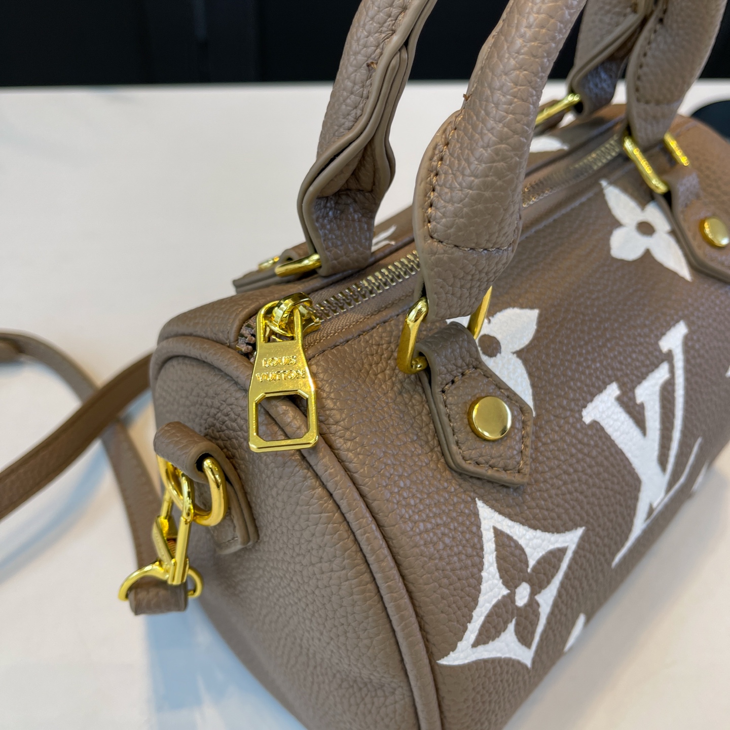 28$ LV F18 Shoulder bag size 20X15X12 cm 4928 BY2837 gallery
